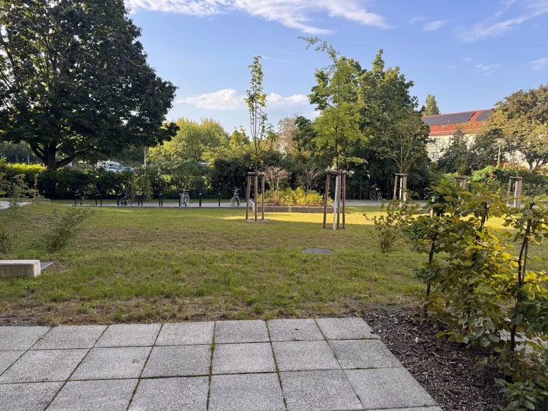 Einziehen & wohlfühlen: Möblierte 1-Zimmer-Wohnung mit Terrasse und Grünblick — photo 1
